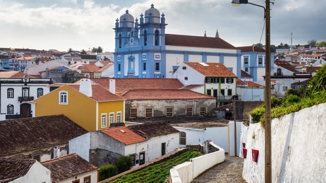 Angra do Heroismo, обект на ЮНЕСКО за световно наследство, включва ярко боядисани исторически сгради.
