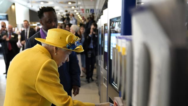 The Queen pictured using an Oyster card machine.