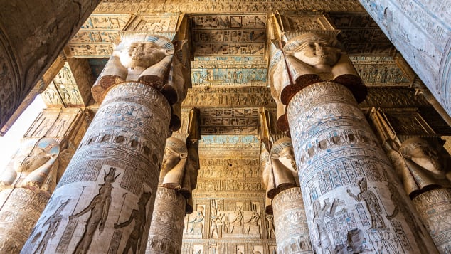 Brendësia e Tempullit Dendera në Egjipt është e gjallë në një ditë me diell.