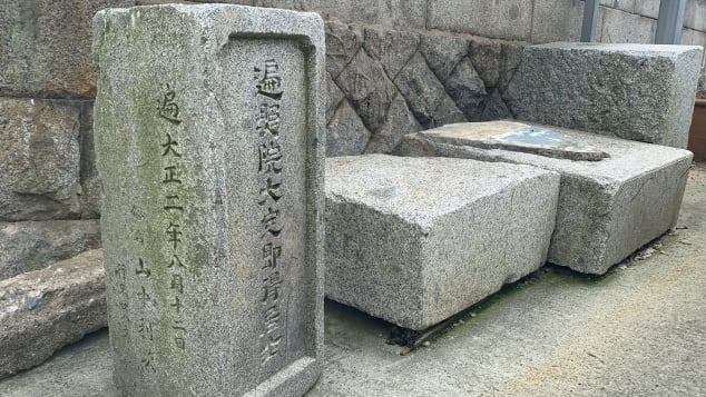 Një gur varri i ekspozuar jashtë një shtëpie në Ami-dong, Busan, Koreja e Jugut, më 20 gusht.