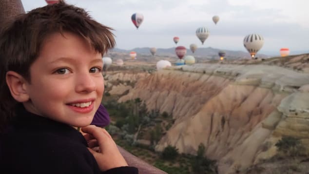 El hijo de la pareja, Leo, durante la visita de la familia a Capadocia, Turquía.