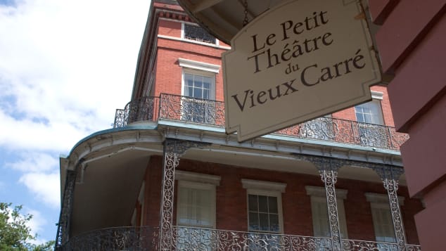 Театр Le Petit по-прежнему производит шоу, призраков и все такое.