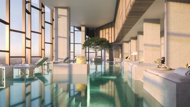 Μια θερμαινόμενη πισίνα υπερχείλισης πλαισιωμένη από γυάλινα παράθυρα από το δάπεδο μέχρι την οροφή έχει θέα στην πόλη στο The Ritz-Carlton Melbourne.