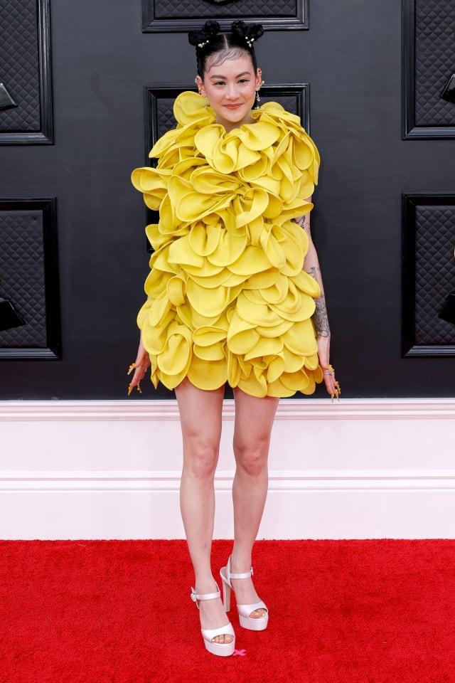 Michelle Zauner de Japanese Breakfast usó un vestido amarillo brillante de Valentino, completando el look con un elaborado arte de uñas.