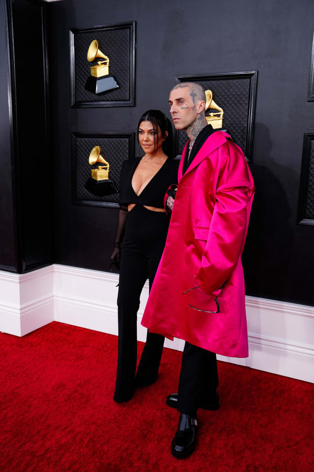 Kourtney Kardashian lució un atuendo completamente negro de Et Ochs, mientras que su prometido Travis Barker usó Givenchy.