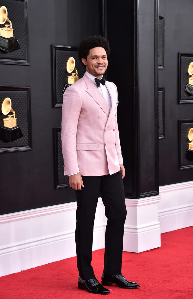 Con muchas estrellas optando por el rosa intenso, Trevor Noah optó por un tono más pastel con su suave chaqueta cruzada.