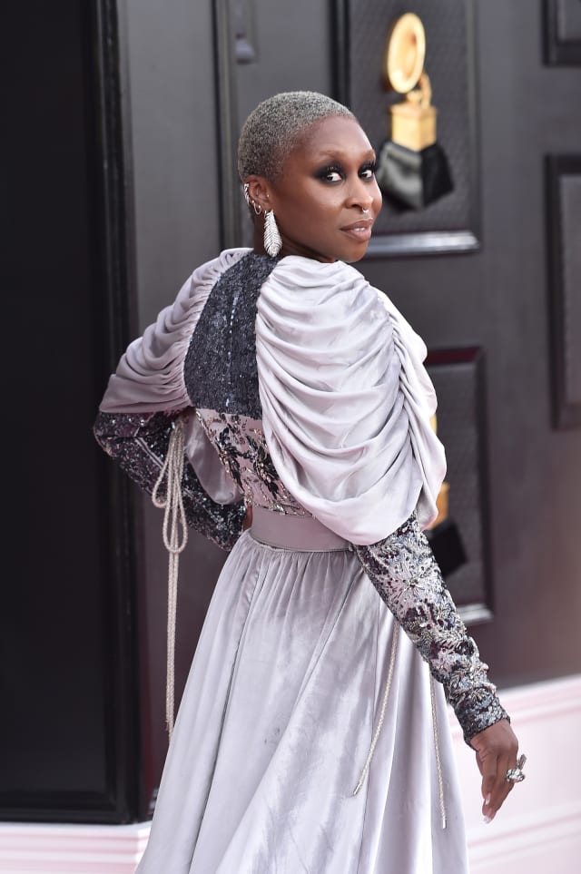 Cynthia Erivo canalizando un look metálico en un conjunto personalizado de Louis Vuitton con hombros drapeados en terciopelo y satén. 