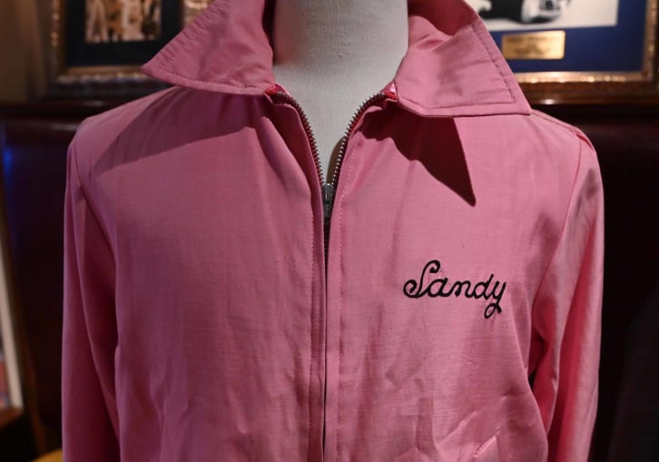 Inadecuado Ingenieria Maldito Un hombre compró la chaqueta de 'Grease' de Olivia Newton-John por US$  243.200 y se la devolvió | CNN