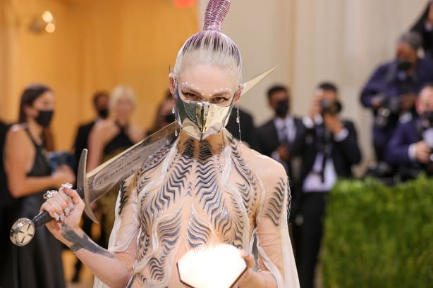 16 met gala red carpet 2021 Grimes