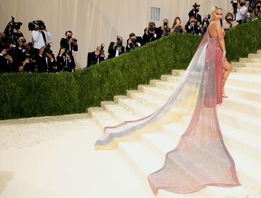 25 met gala red carpet 2021 Saweetie