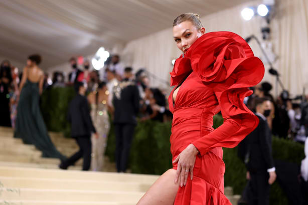 26 met gala red carpet 2021 Karlie Kloss