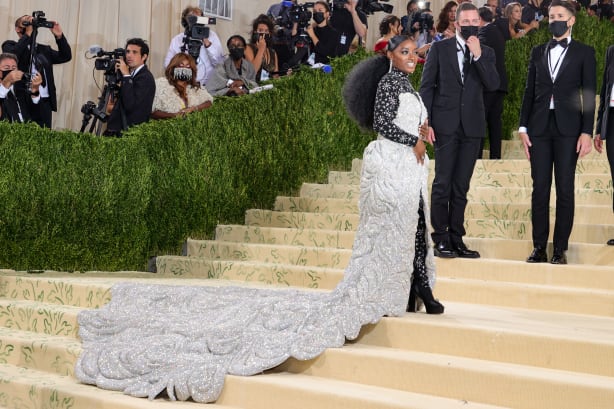 36 met gala red carpet 2021_simone biles