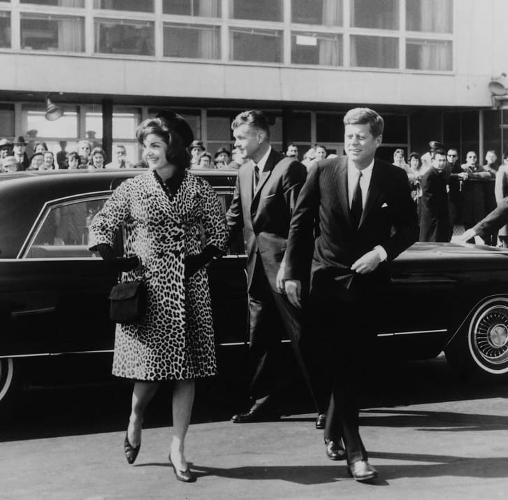 برفقة الرئيس كينيدي ، تغادر جاكلين كينيدي في رحلة إلى الهند وباكستان مرتدية معطف جلد النمر أوليغ كاسيني في عام 1962.