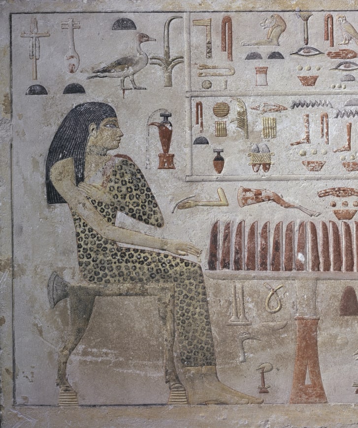 شاهدة مصرية تظهر نفرتيابيت ، أميرة مصرية قديمة ترتدي ثوب الفهد.