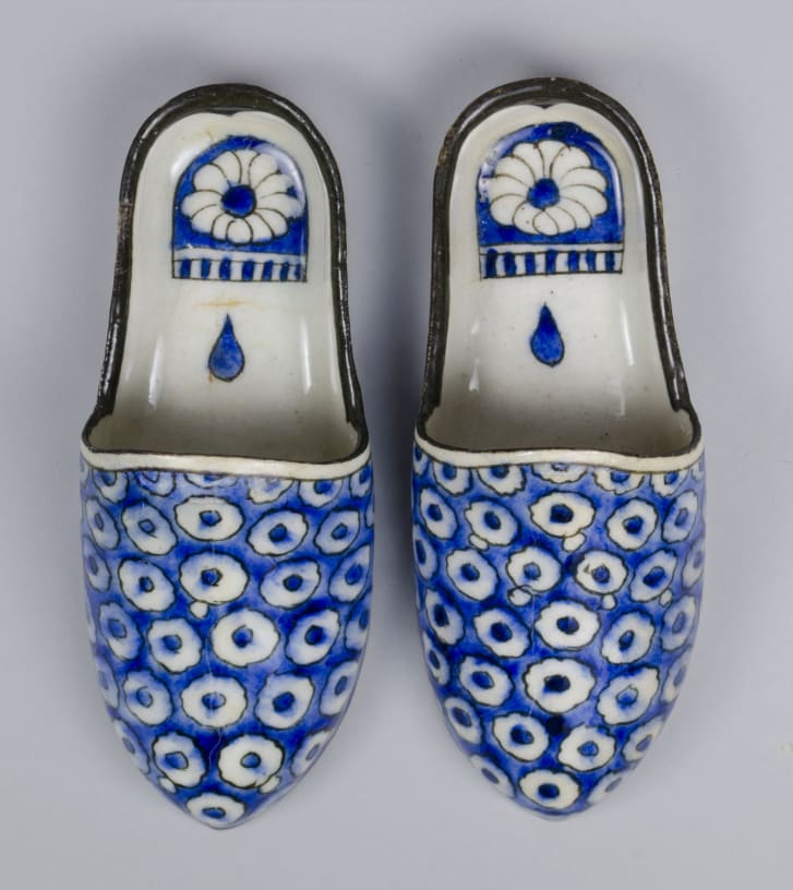 一对18世纪的中国制瓷拖鞋。 在担任艺术品时，鞋子将被用于半公共浴室。