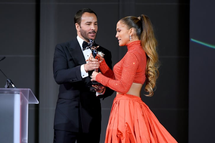 Jennifer Lopez e Tom Ford aparecem no palco do CFDA Fashion Awards.