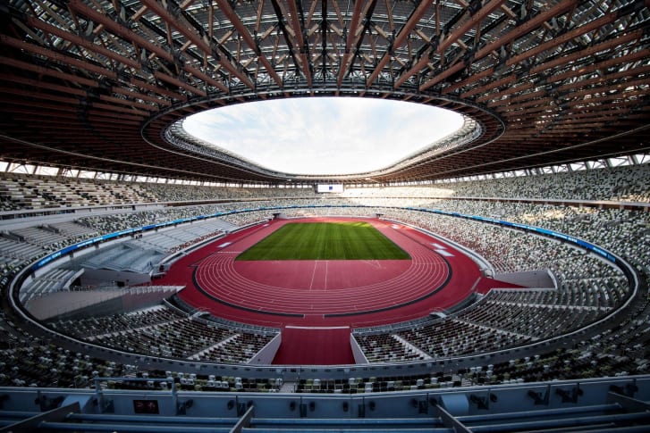 Il tetto dello stadio è stato costruito con acciaio e legno reticolato.