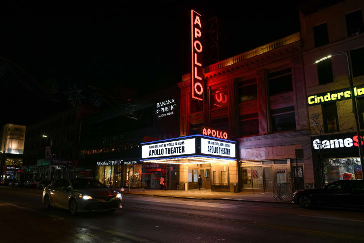 Las brillantes luces de la carpa del Apollo Theatre iluminan Harlem.