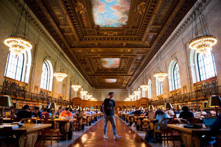 Los asistentes a la biblioteca trabajan tranquilamente en la sala de lectura principal Rose de la Biblioteca Pública de Nueva York.