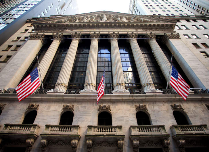 El exterior de la Bolsa de Valores de Nueva York, con sus enormes seis columnas, es un clásico de Manhattan.