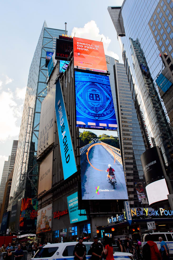 El edificio One Times Square está cubierto de enormes pantallas LED.