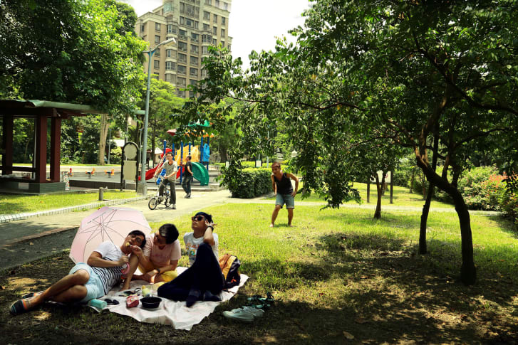 Another shot from Tzeng's series recreates Manet's "Le Déjeuner sur l'herbe" (The Luncheon on the Grass).