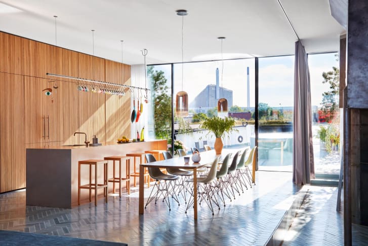 The open kitchen has oak cabinetry and a Luca Cipelletti dining table