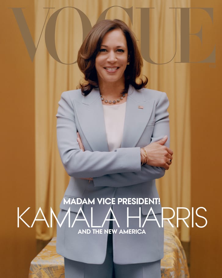 Vogue reveló una segunda portada "digital" con Harris con un traje azul.