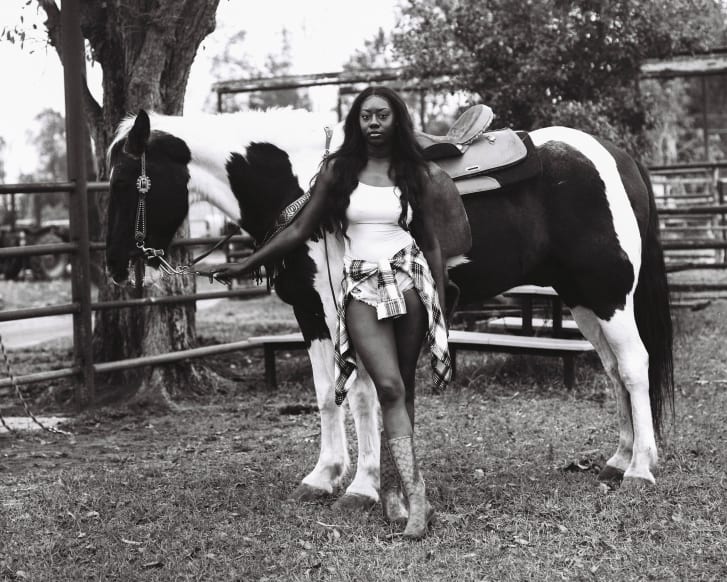 Cultura cowboy-ului a fost mult timp asociată cu bărbații albi din America rurală. În „Ridin 'Sucka Free”, Kennedi Carter face portrete de bărbați negri, femei și copii care călăresc și îngrijesc caii.