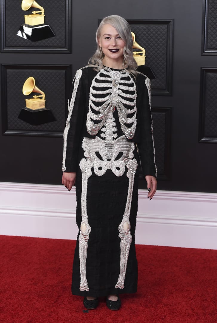 Фібі Бриджерс приїжджає на Греммі у фірмовому скелетному костюмі, цей - від дизайнера Тома Брауна. 