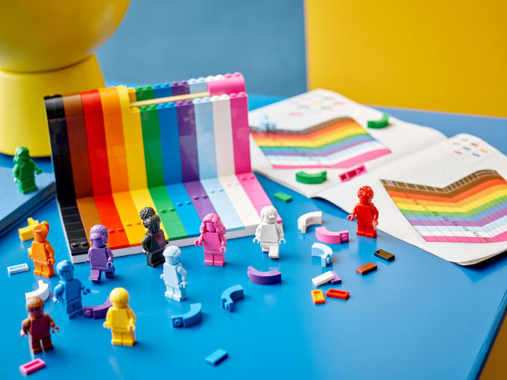 The product comes with 11 figures, each with an assigned rainbow color.