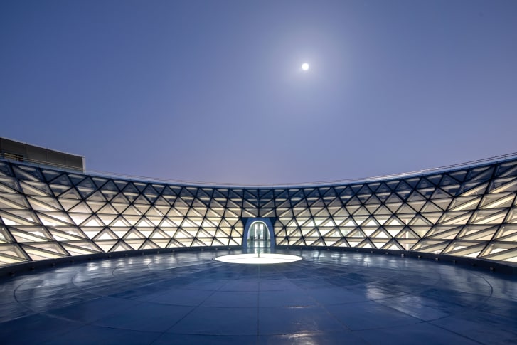 A cúpula de vidro invertida oferece aos visitantes a oportunidade de contemplar uma visão desobstruída do céu aberto.