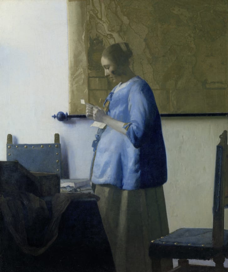 "Femme en bleu lisant une lettre" illustre bon nombre des mêmes thèmes : une figure solitaire lisant une lettre dans un espace domestique familier, éclairé par la lumière d'une fenêtre à gauche.