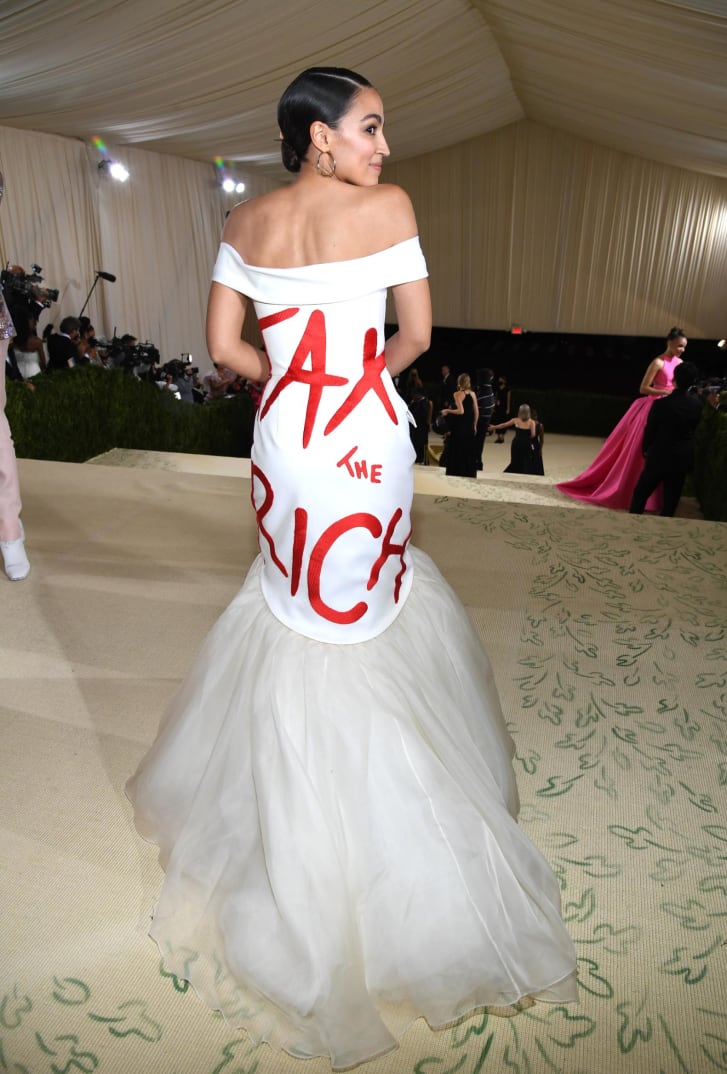 Alexandria Ocasio-Cortez shows off her message to waiting photographers. 