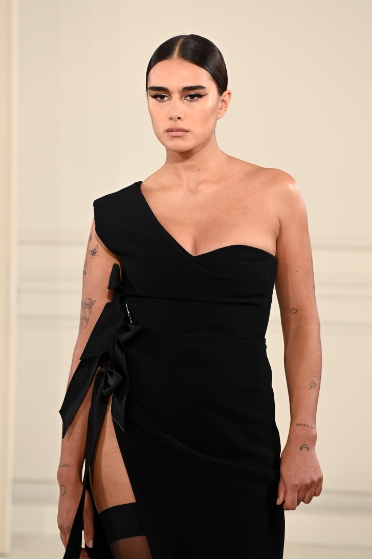 As notas do desfile de Valentino descreveram a coleção como "uma proposta coerente expressa através de diferentes molduras do corpo".