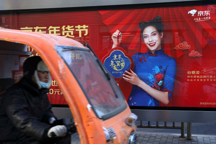 Eileen Gu在中国北京一个公共汽车站的 JD.com 广告上看到。