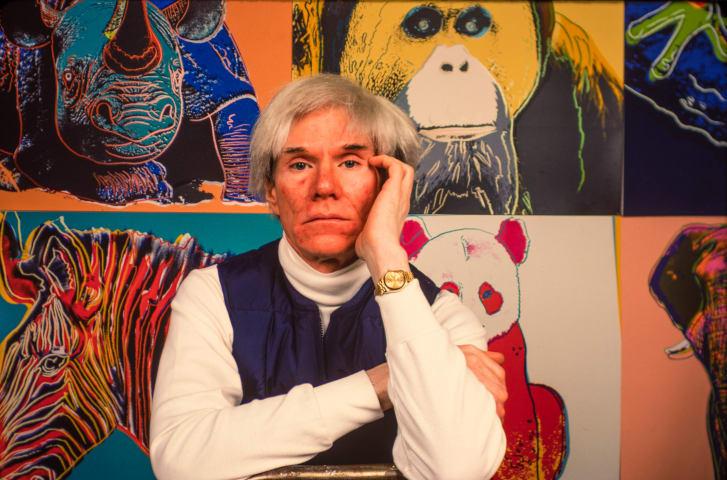 El artista pop estadounidense Andy Warhol fotografiado en su estudio de Nueva York, The Factory, en 1983.