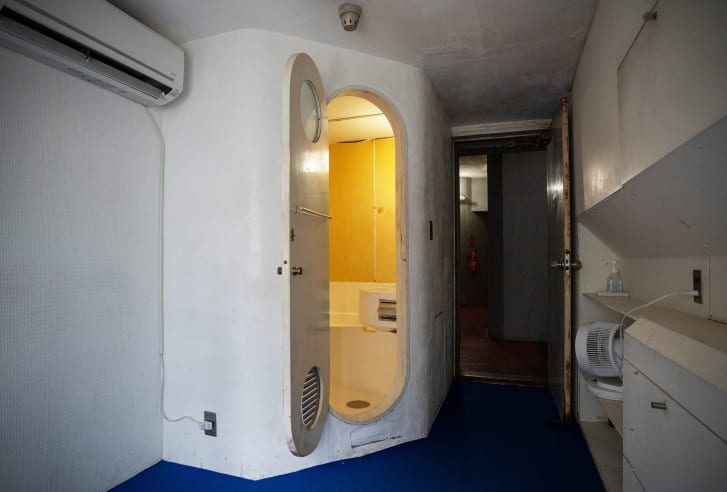 Ванная комната в жилой квартире в Nakagin Capsule Tower.