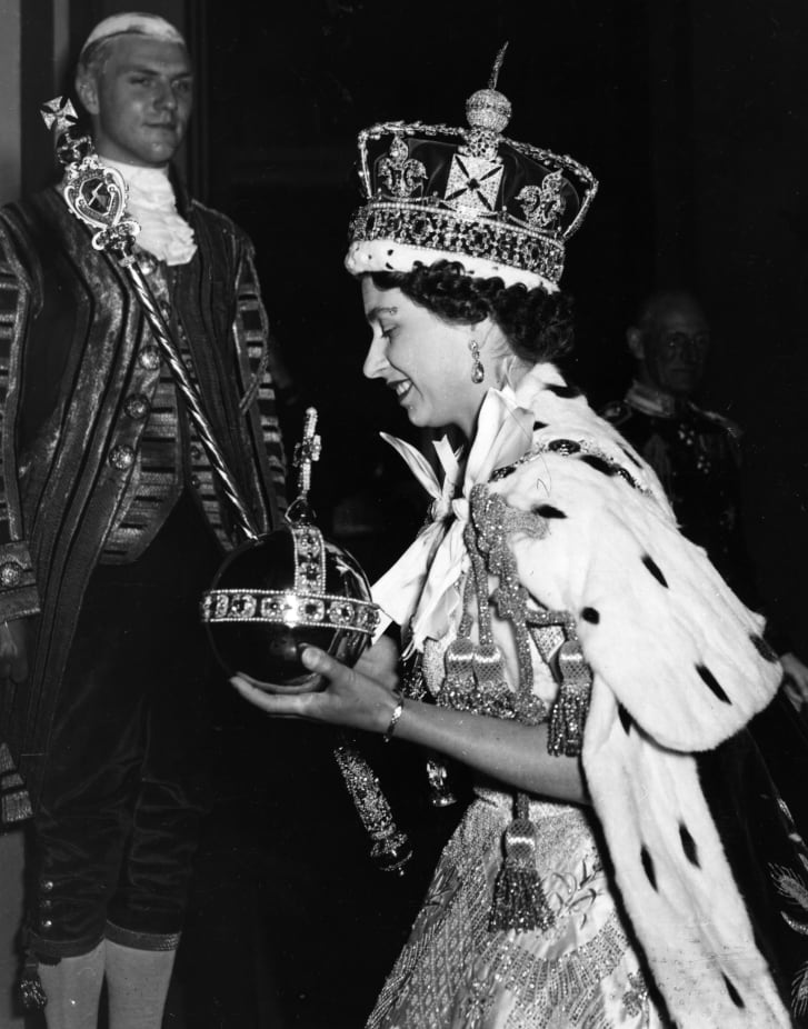 La reine Elizabeth II portant la couronne impériale de l'État et portant l'orbe et le sceptre après son couronnement.