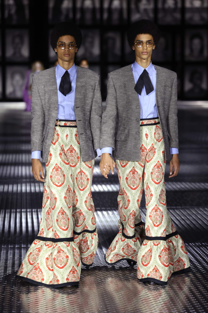 Модели ходят по подиуму на Неделе моды в Милане в последнем крупном показе Микеле для Gucci.