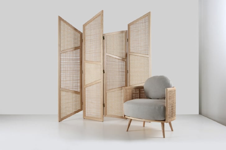 La diseñadora Nada Debs crea muebles con materiales naturales como la paja y la madera dura.