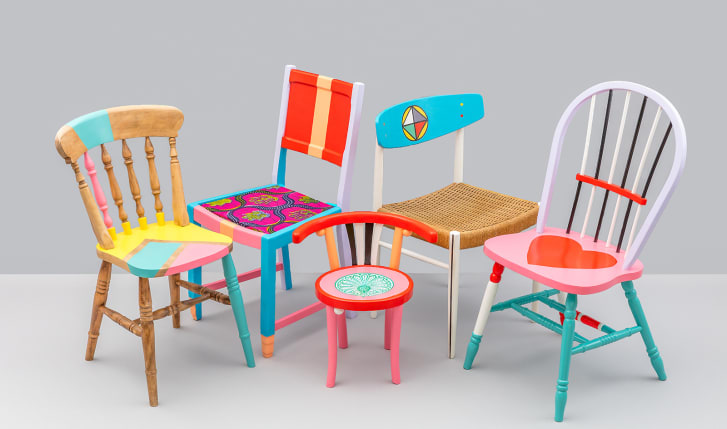 Las brillantes sillas recicladas de Yinka Ilori.