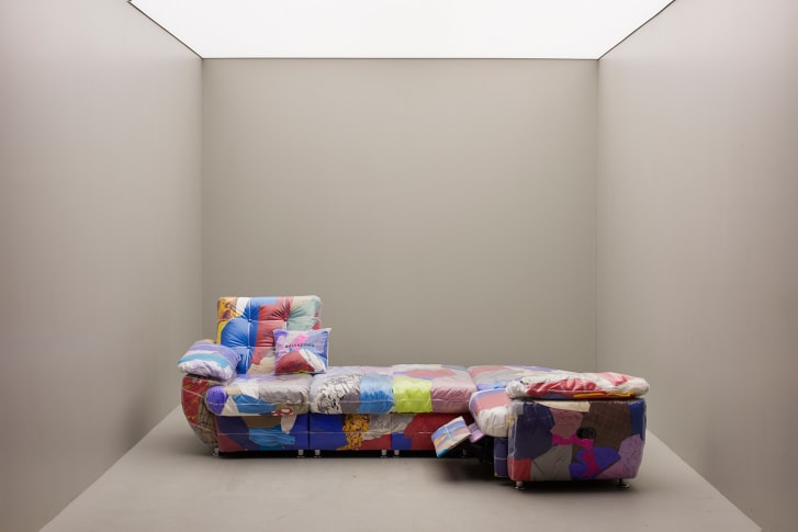 El sofá del diseñador ruso Harry Nuriev hecho con ropa desechada.