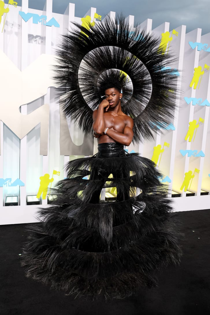 Lil Nas X veshi një krijim skulpturor të Harris Reed në MTV Video Awards.