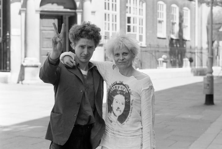 Ο μάνατζερ των "Sex Pistols" Μάλκολμ ΜακΛάρεν με τη Βιβιέν Γουέστγουντ έξω από το δικαστήριο Bow Street στο Λονδίνο.