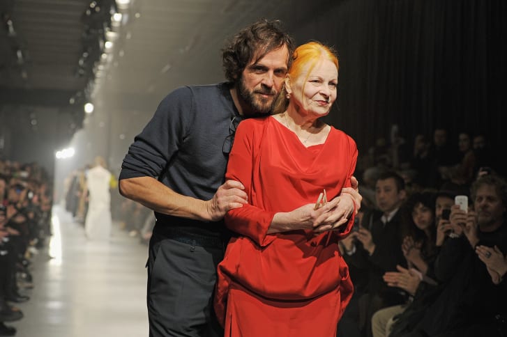 Η Vivienne Westwood και ο σύζυγός της και συνάδελφος σχεδιαστής Andreas Kronthaler στην Εβδομάδα Μόδας του Παρισιού το 2013.