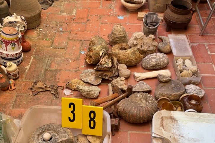 U gjetën objekte duke përfshirë fosile detare, qeramikë të epokës së bronzit dhe armë të shekullit të 18-të.