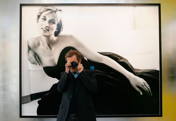 Mario Testino (në foto) fotografoi Princeshën Diana me fustan verën e vdekjes së saj.