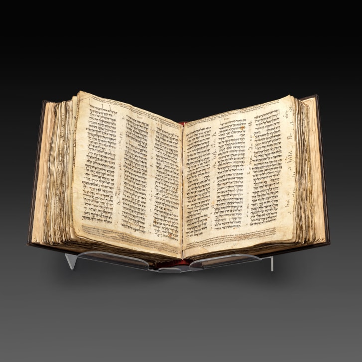 A Bíblia antiga será exibida em Londres, Jerusalém e nos Estados Unidos, antes de ser colocada à venda.