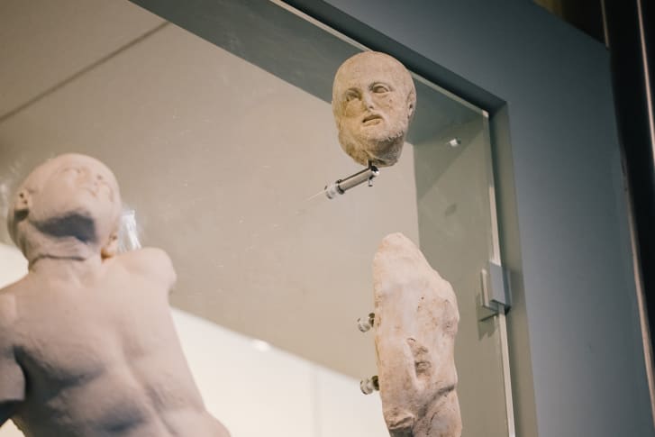Koka e një burri me mjekër e paraqitur në ekspozitë në Muzeun e Akropolit.